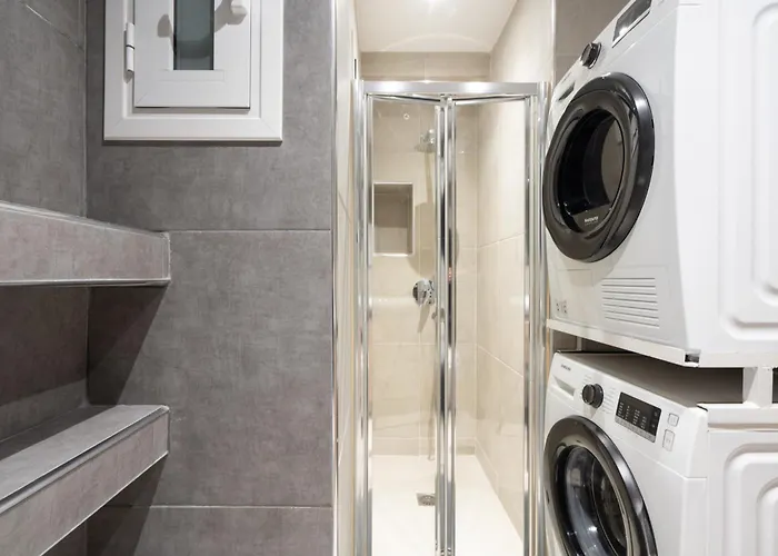 Seabreeze Luxury Condo In Flisvos Marina