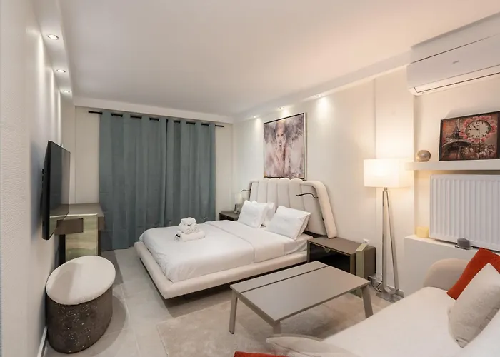 Seabreeze Luxury Condo In Flisvos Marina